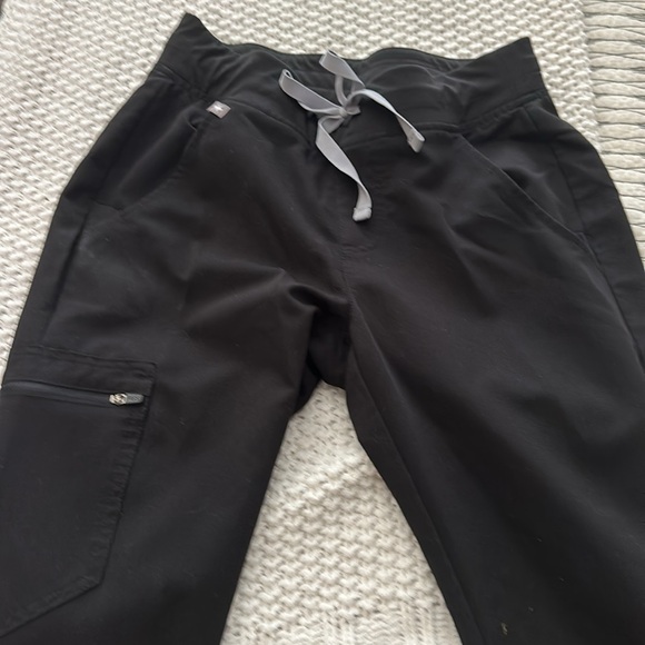 Figs black xsmall petite pant and small scrub top - Picture 2 of 4